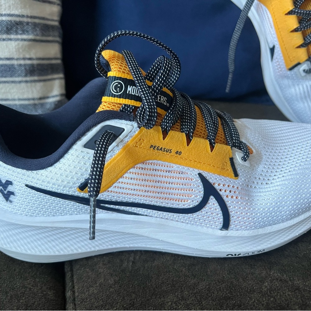 Nike Pegasus WVU Mountaineer Shoes - Picture 4 of 10